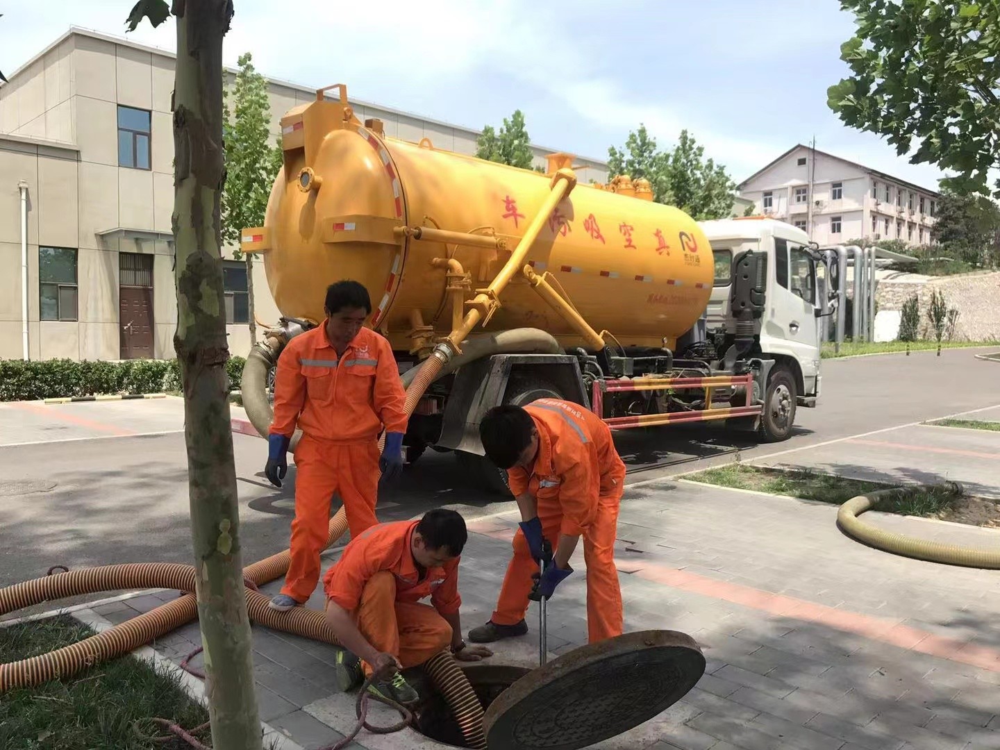 平利管道疏通车停在窨井附近