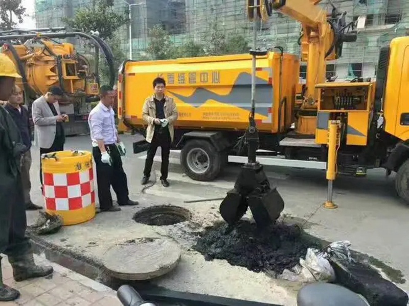 平利街道：网格员化身“清道夫”，为民解忧疏通“堵心”化粪池