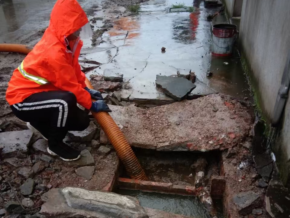 平利专业清理污水池 炜誉市政以规范流程守护城市 “肠道”